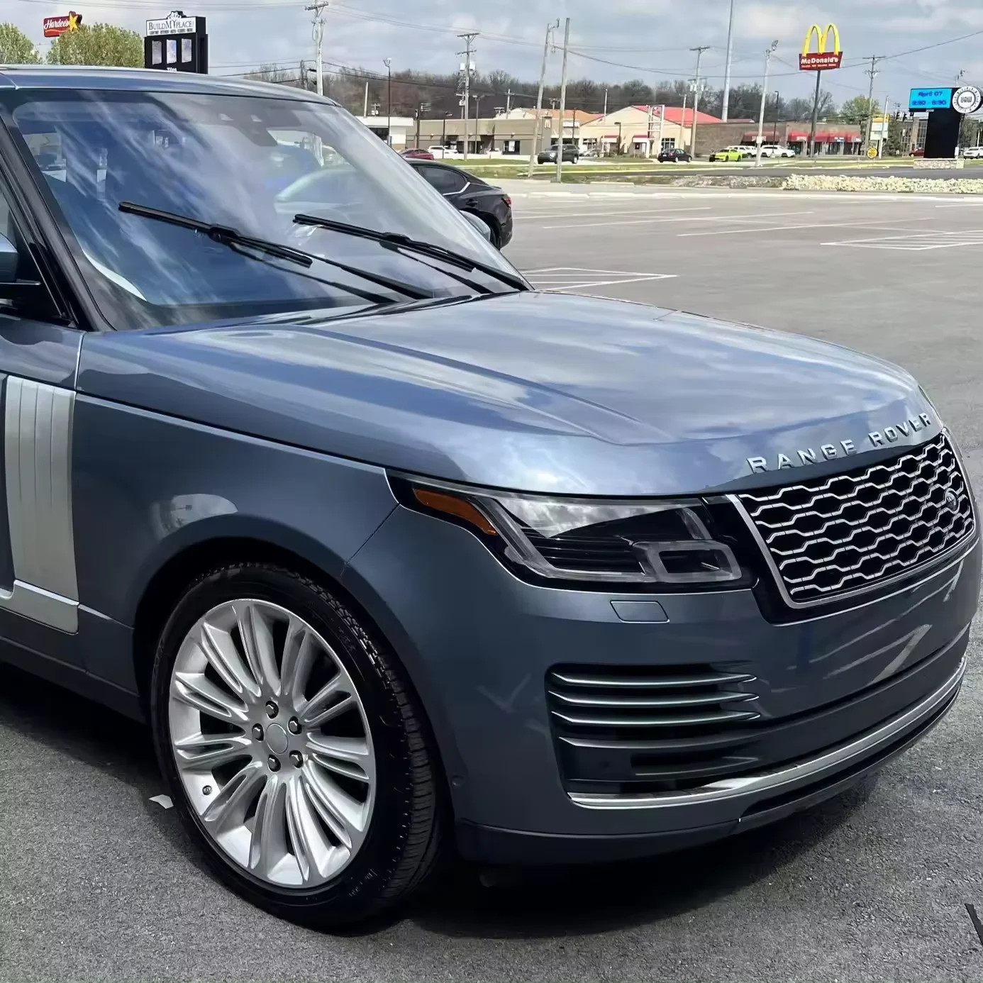 Аккуратно использованный 2019 Rangne Roover HSE с наддувом V6 AWD Byron Blue Подержанный автомобиль для продажи