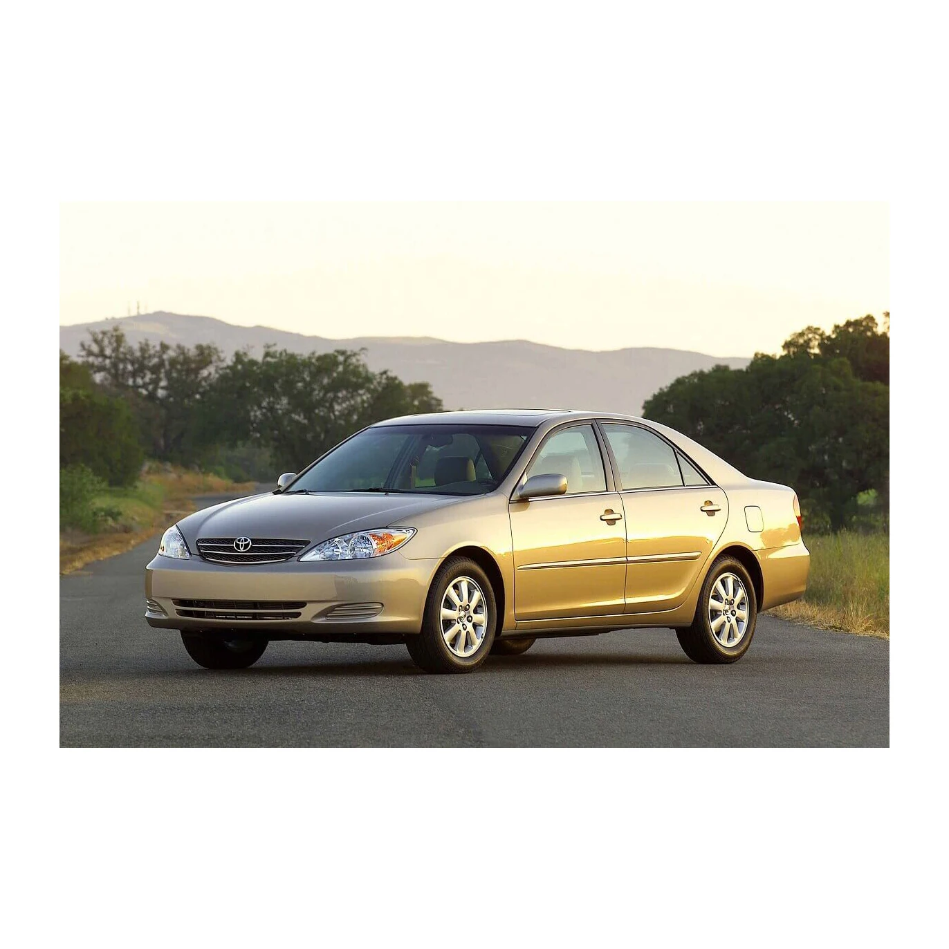 Toyotai Camry стильные легкосплавные диски с всесезонными шинами