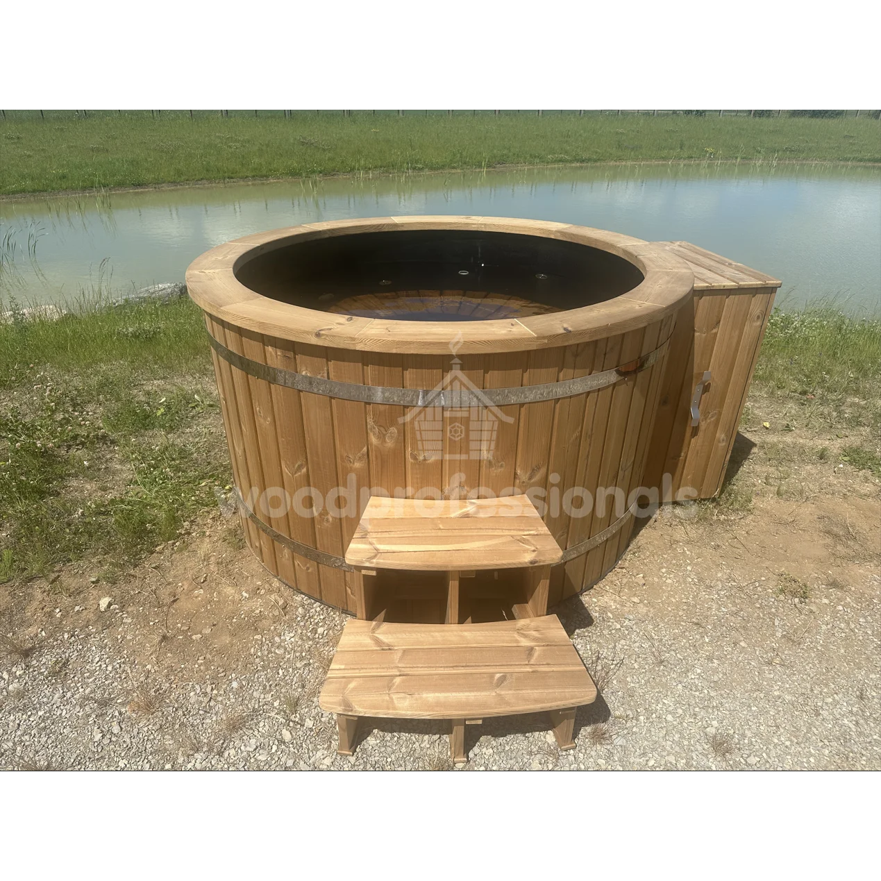 Ø 1,9 m PP hot tub with Thermo-wood finish and inside oven