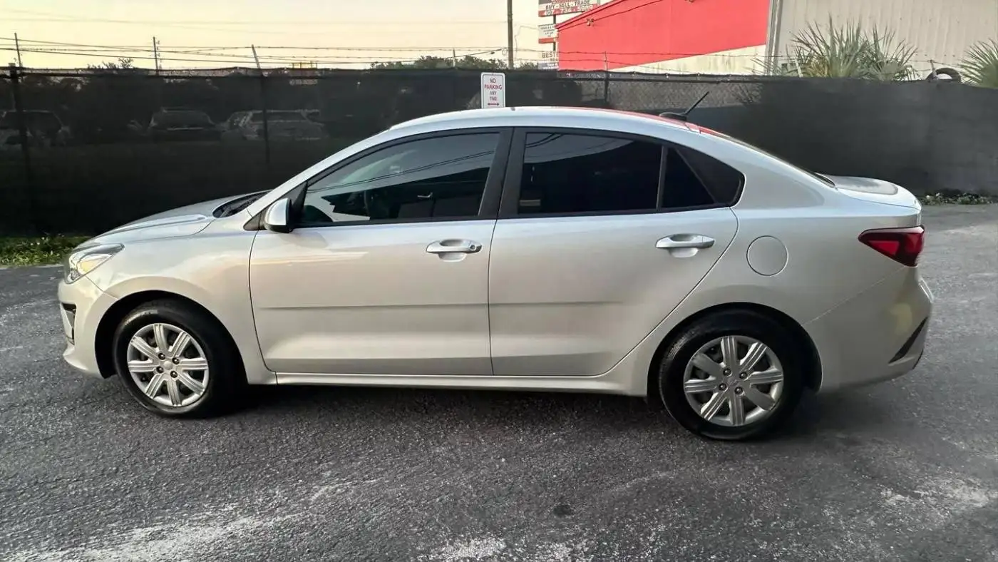 Аккуратно использованный 2022 Kia Rio LX седан IVT