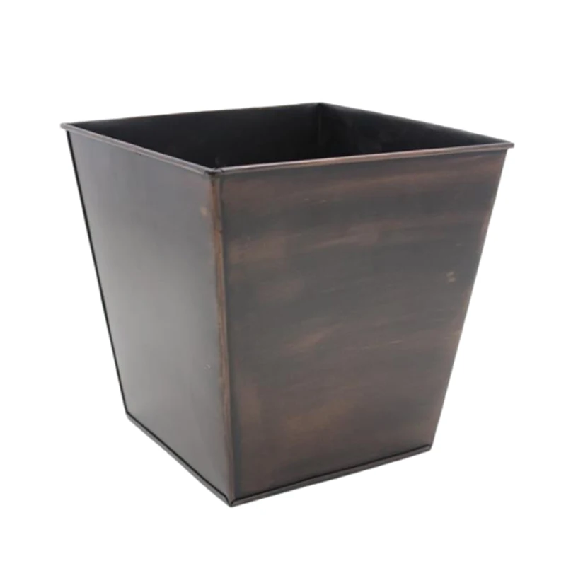 Металлический горшок для сада