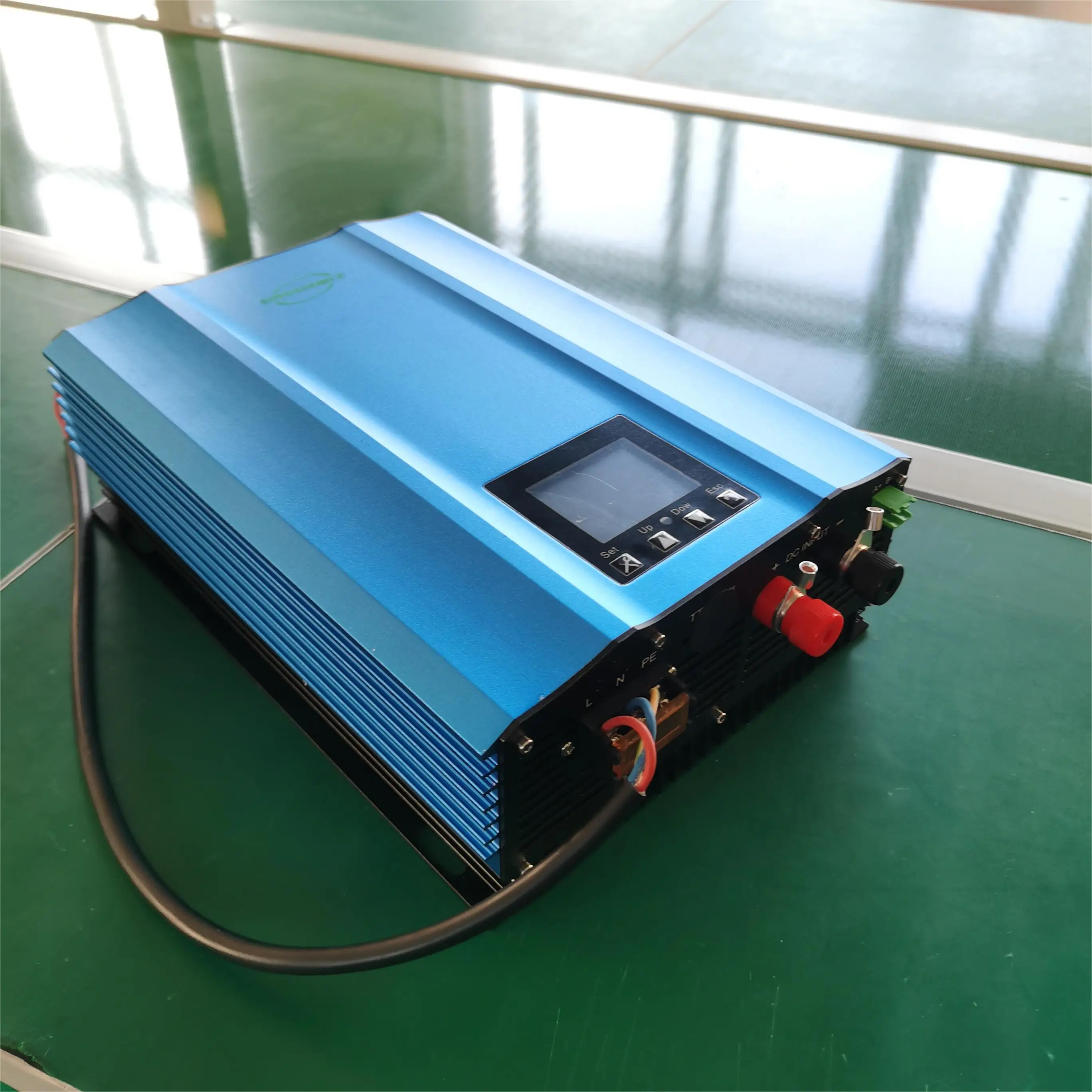 Guvenlik High Quality 1000W 1200W Grid Tie Hybrid Solar Pv Inverter With Limiter Sensor WiFi Battery Discharge On Grid Inverter