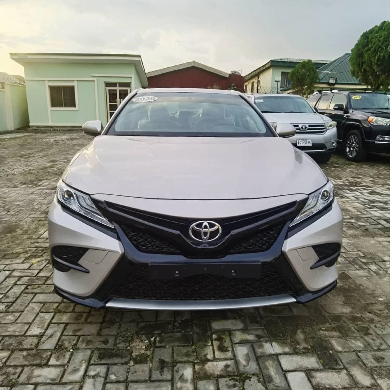 2018 Toyota Camry используется левое рулевое управление автоматическая коробка передач турбо двигатель металлическая кожа темный свет R17 FWD электрические гибридные варианты