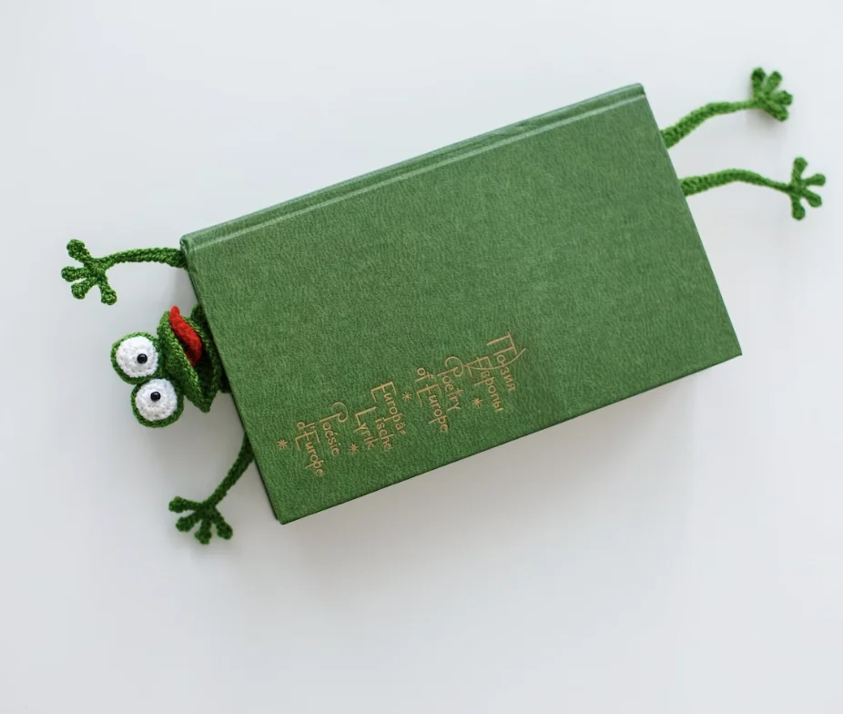 Custom  High Quality 100% Cotton  Knitting Product Hand Crochet peeking frog Bookmark For Gift