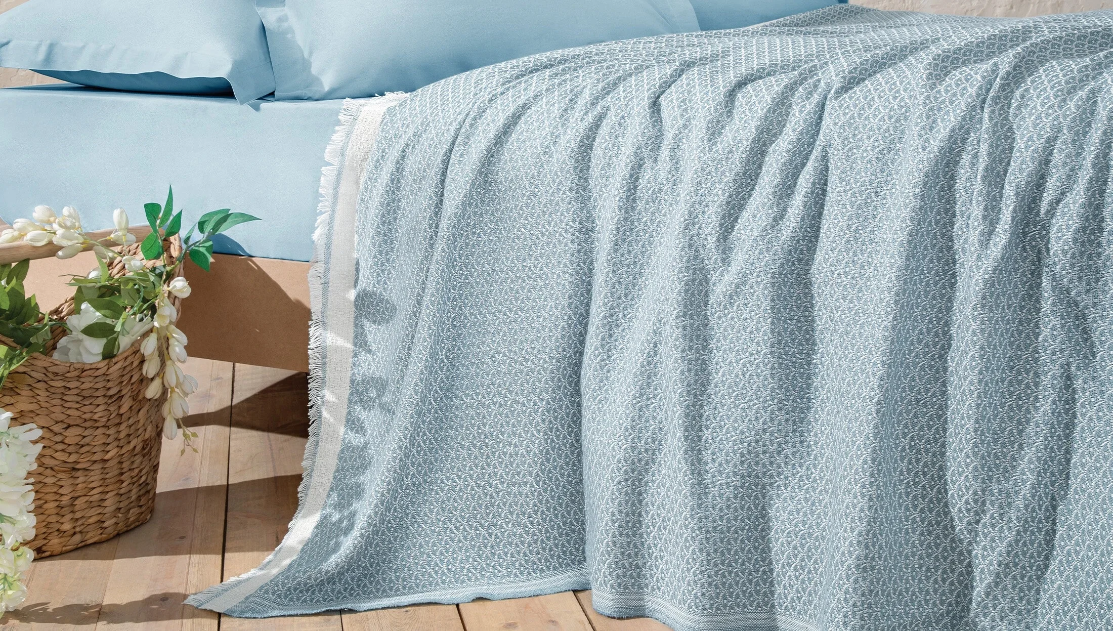 2024 Summer and  Winter  Sea Shell Sky Blue  Throw Blanket, Lightweight and  Cozy Decorative Woven Blanket with Tassels for Sofa