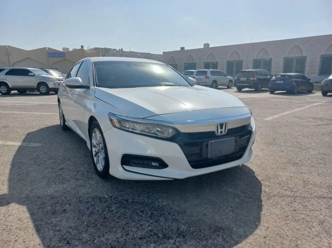 Подержанный Honda Accord 2021 года 1.5 л темный салон с кожаными сиденьями передний привод левый руль бензин R16