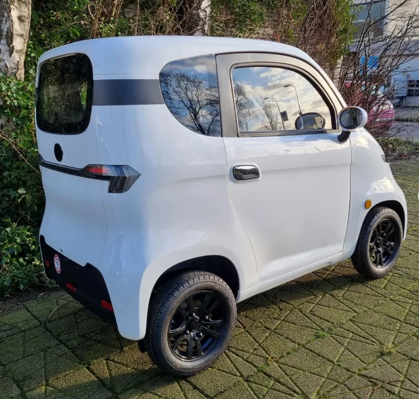 selling cheap electric cars ecc 4 Wheel 2 Door Fully Enclosed scooter electric car no driving license