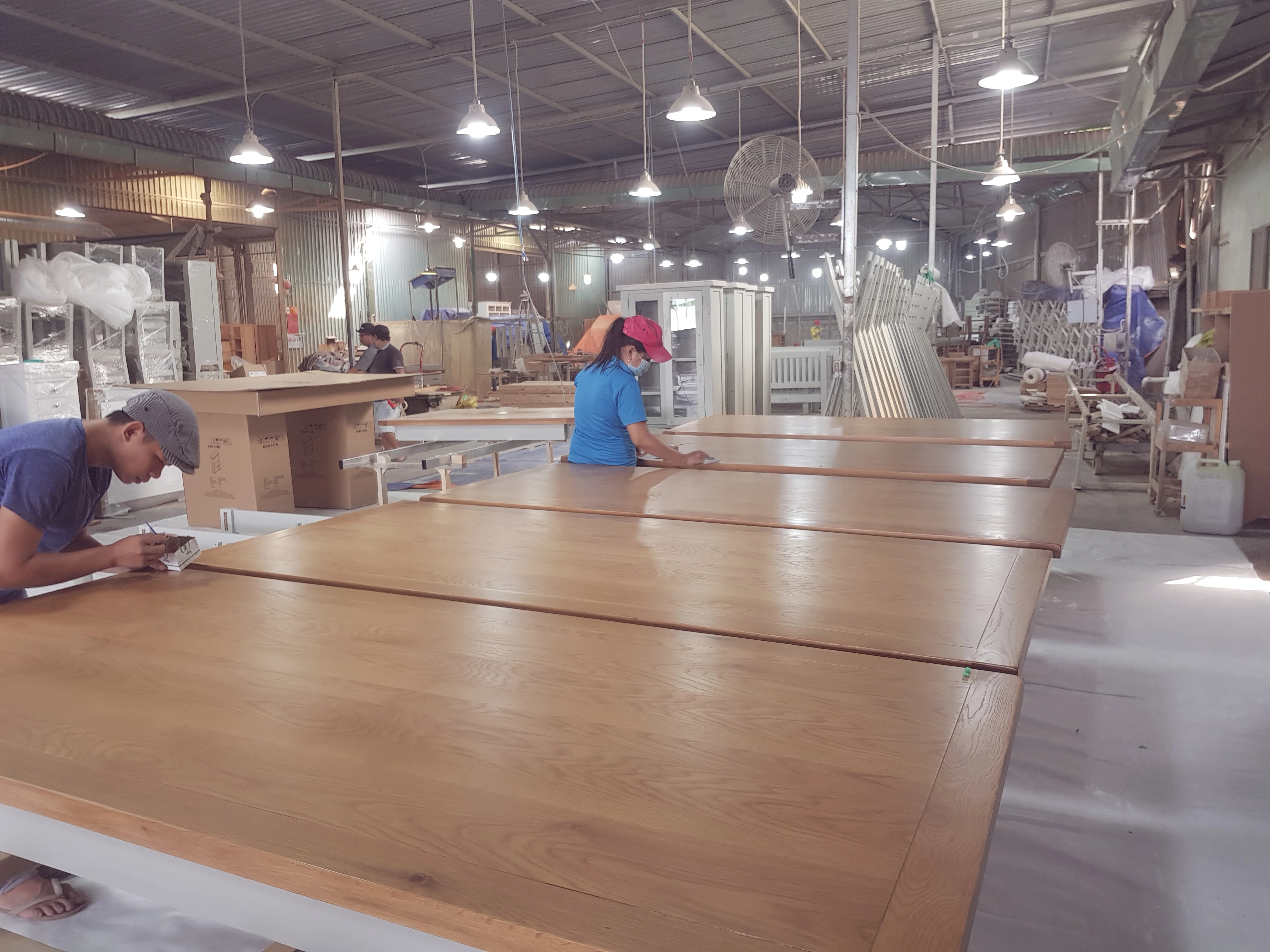 BUTTERFLY EXTENDING DINING TABLE