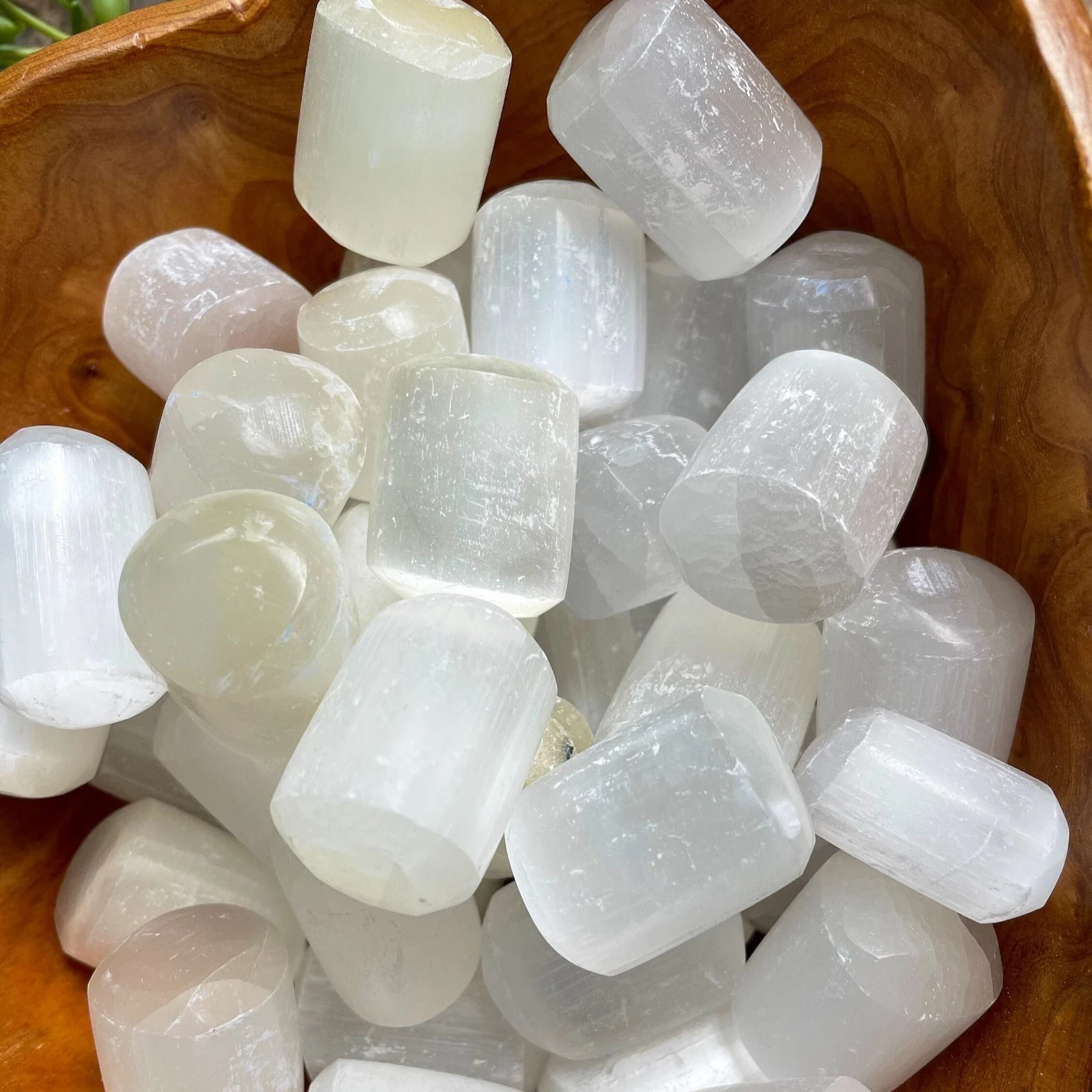 Wholesale High Quality Selenite Tumbled Stone Handmade Healing Crystal Tumble Stone Gemstone Agate Feng Shui Carved
