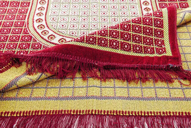 Velvet Economic Prayer Mat Muslim Praying Rug Traditional Islamic Accessories 220 Gram 117 * 67 cm High Quality Sajjadah