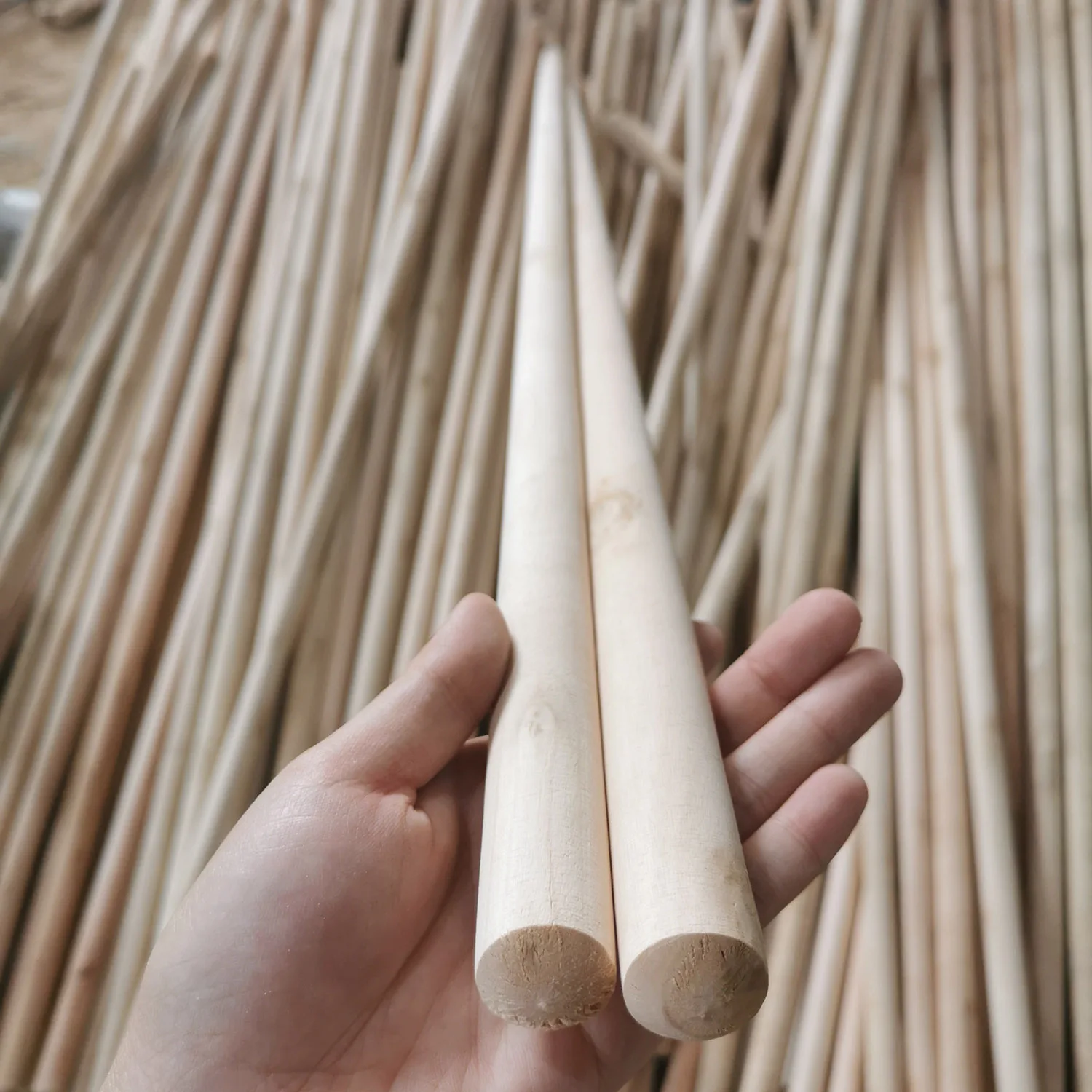 Wholesale Vietnam Eucalyptus Wooden Broom Handle Mop Stick 120cm Length Pvc Coated for Household cleaning