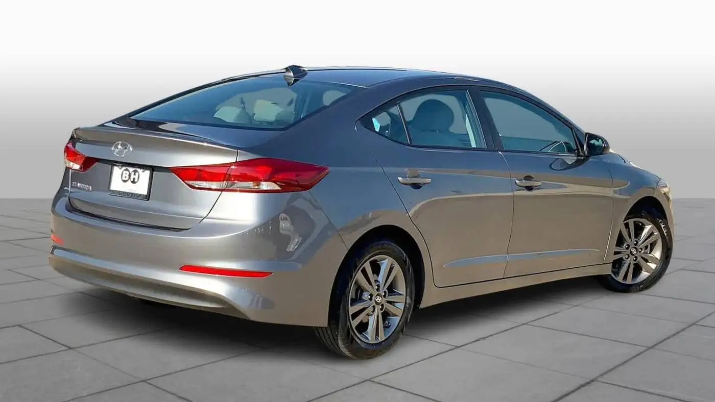 2018 Hyundai Elantra SEL 2.0L седан для продажи