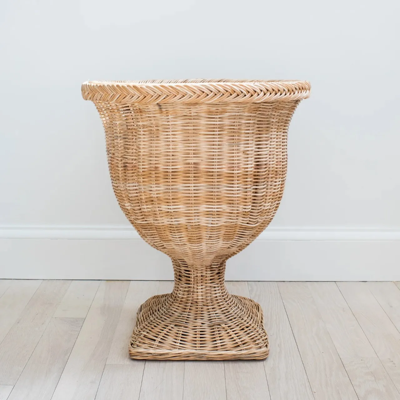 Hot Trend Modern Rattan Wicker Footed Urn Vase Home Decoration Woven Flower Vase Urns Tabletop Bohemian Vintage made in Viet Nam