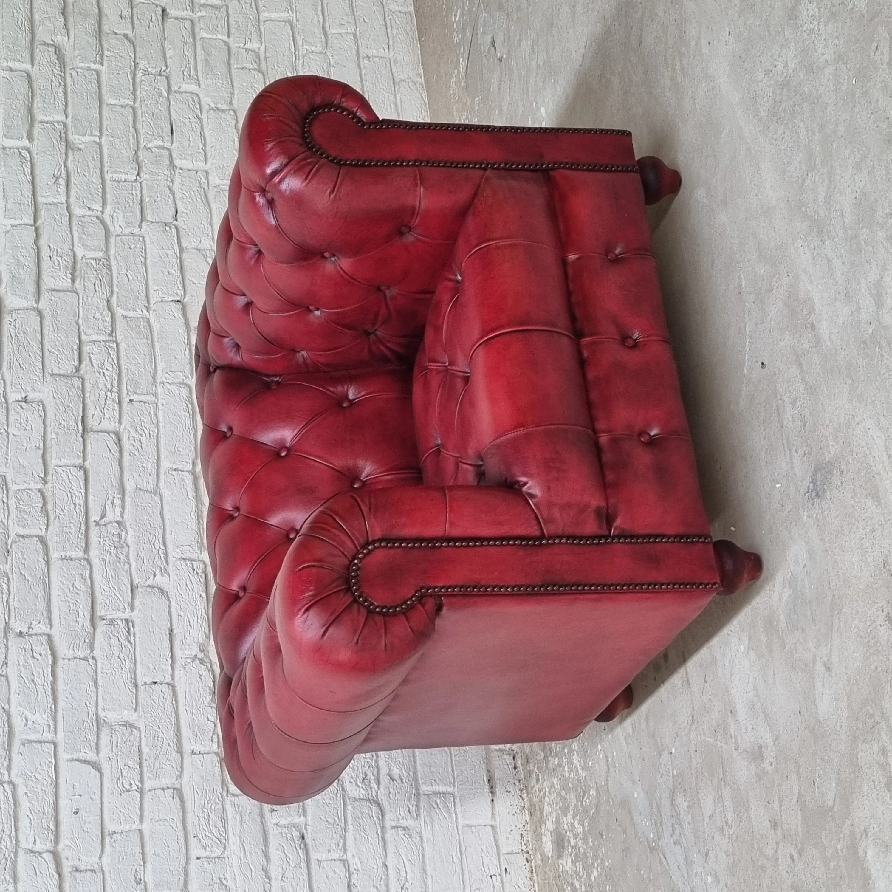 Новейший 2024 красный розовый цвет tifted Chesterfield 1-Местный Кожаный Диван горячая Распродажа для гостиной отелей и вилл