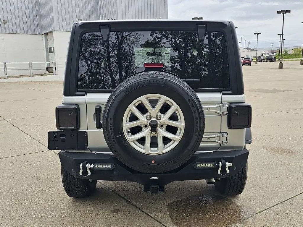 Подержанный 2023 Jeep Wrangler Sport на продажу