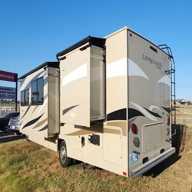 Luxury Offroad Motorhome Camper Trailer Flat Top Triple Bunk Caravan With Slide Out Kitchen Lightweight and Heavy Duty