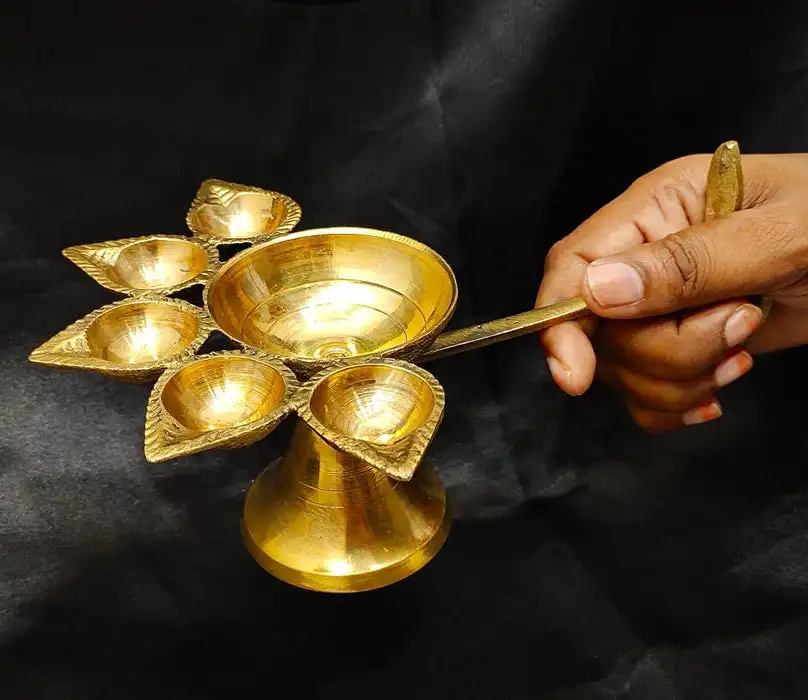 Индийская традиционная масляная лампа из чистой латуни для Pooja Mandir