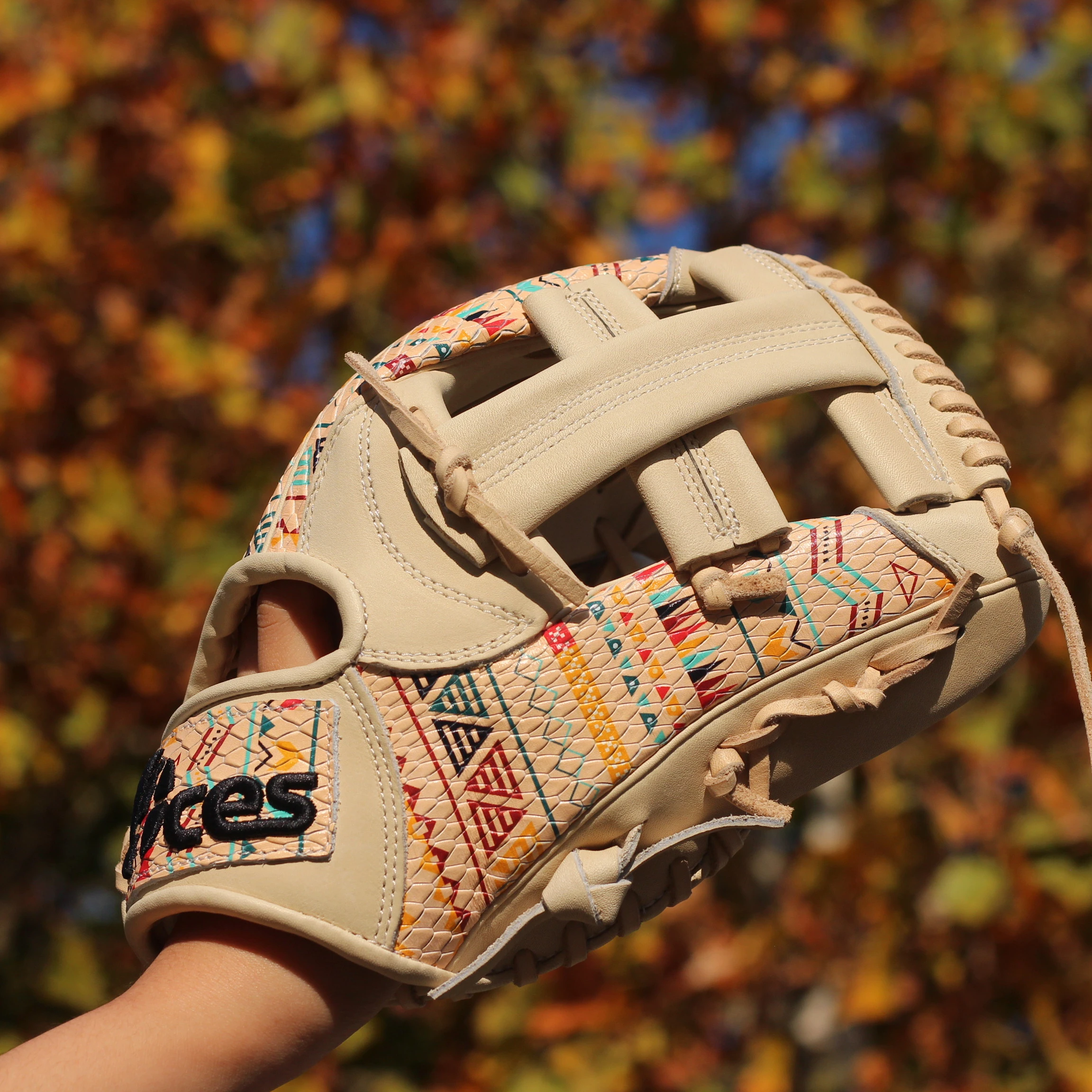 Японские бейсбольные перчатки A2000 на заказ