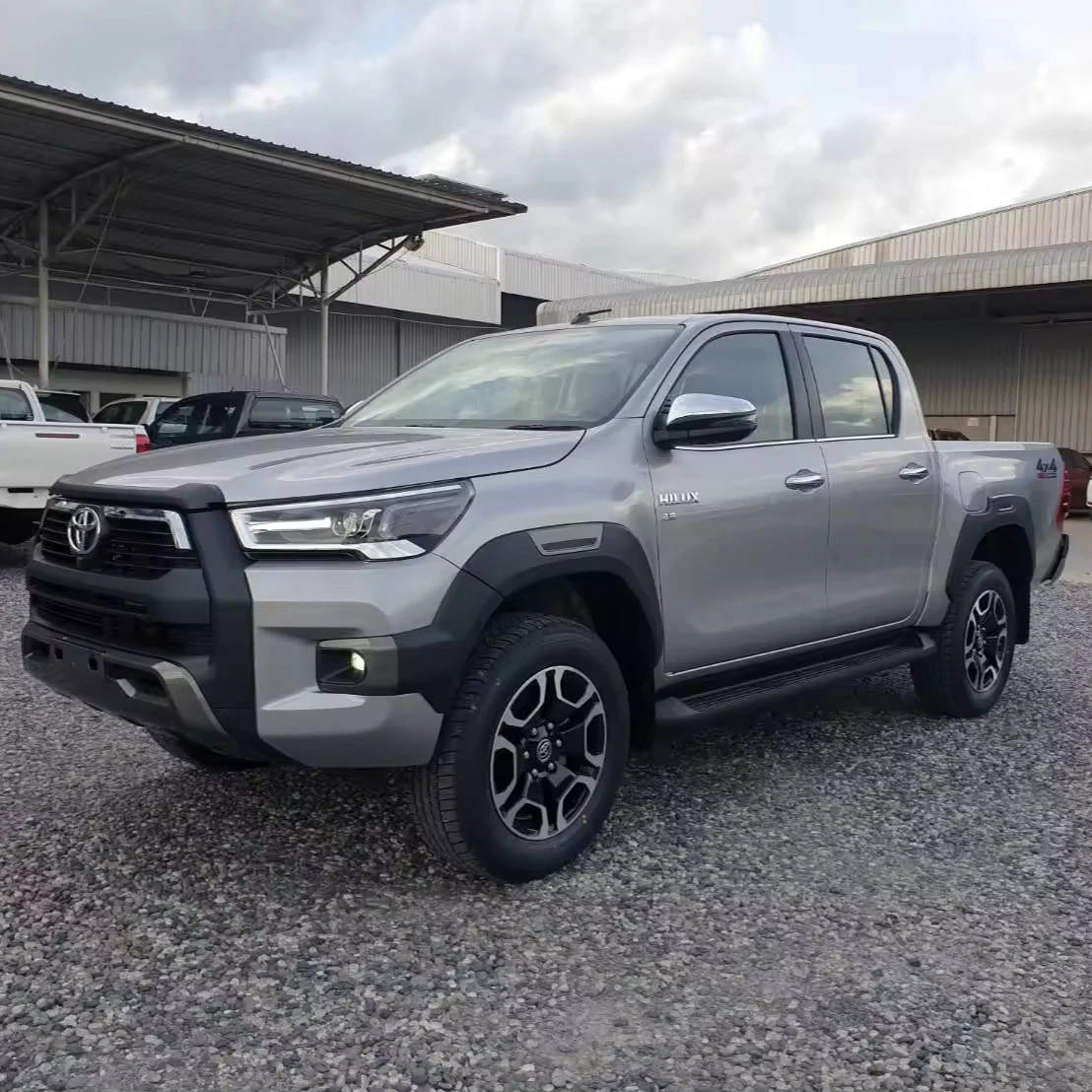 Отлично использованный Toyotas Hilux 4WD пикап двойной кабины, 100% отлично работает, без происшествий, с гарантией 1 год.
