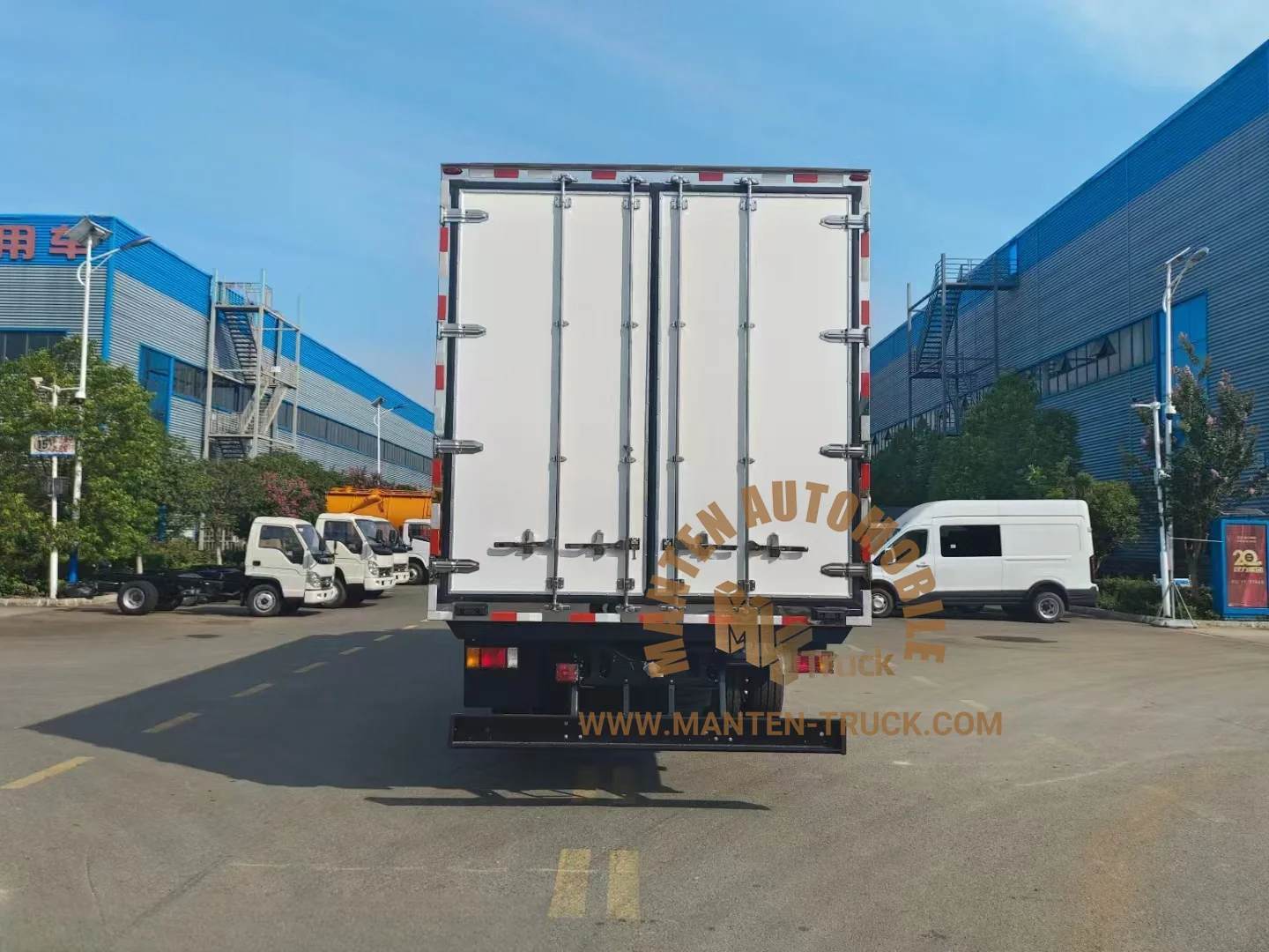 Made-in-China Freezer food transport vehicle eutectic refrigerated truck 12 v compressor freezer truck for sale