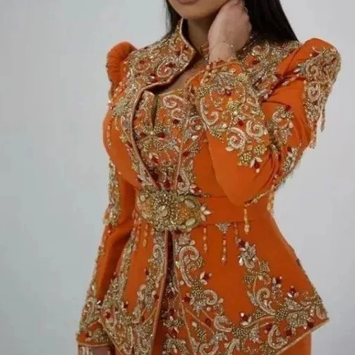 Куртка оранжевого цвета с ручной вышивкой платье karakou красными шлейками и украшенными хрустальными стеклянными бусинами камень dabka work @ 2024