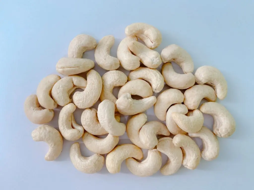 Whole Sale Cheapest Cashew Nuts - 100% High Quality Delicious Crunchy Dried Organic Cashew Nuts Top Grade