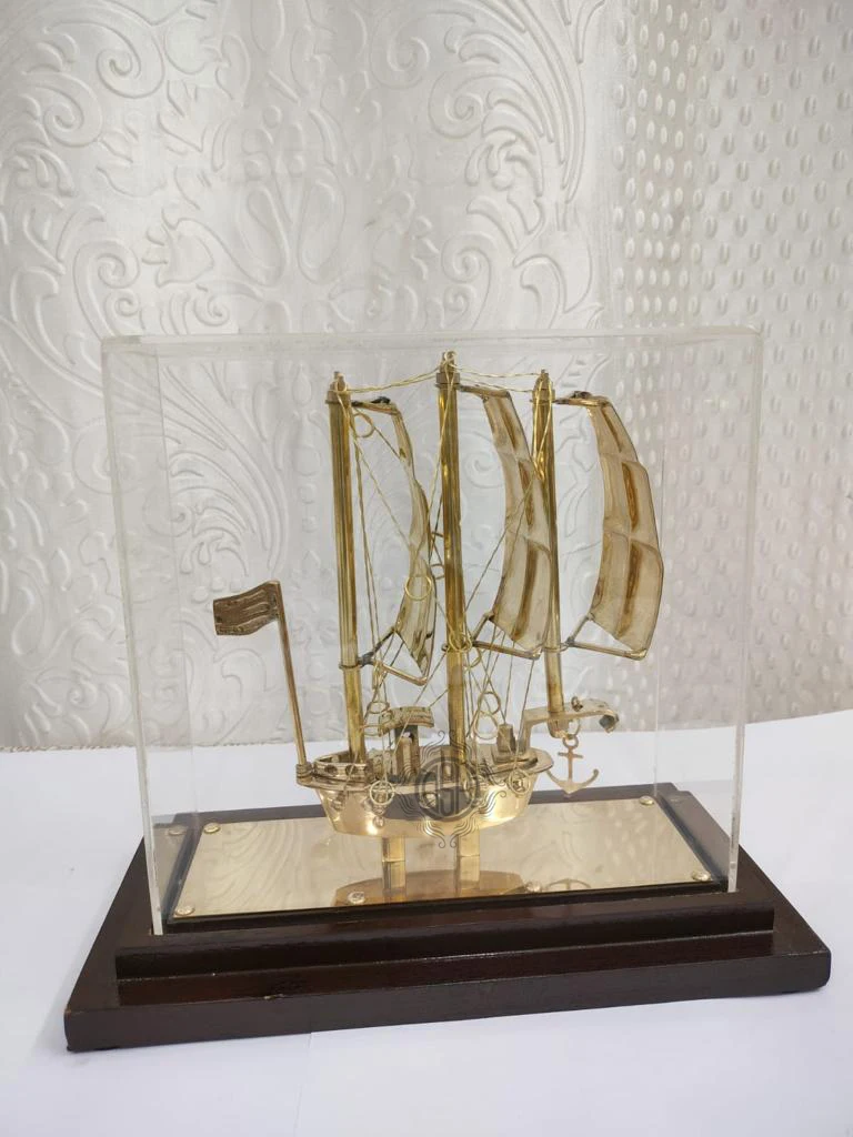 New Design High Quality Glossy Finished Titanic Brass Ship With Wooden Base Showpiece For Home Office Decoration.
