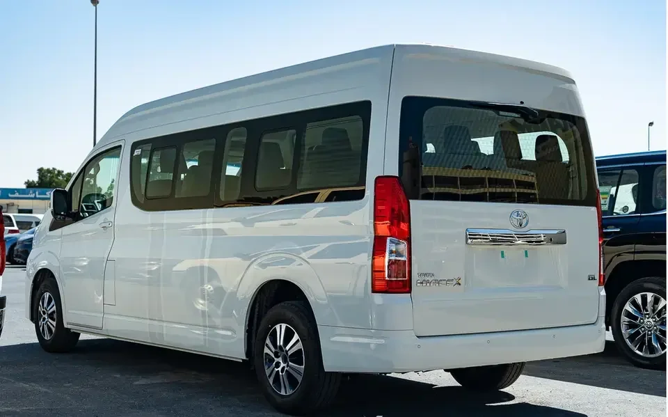 Подержанный мини-автобус 2022 Toyotaa HIACE 16 мест белого цвета-Toyota Hiace Van
