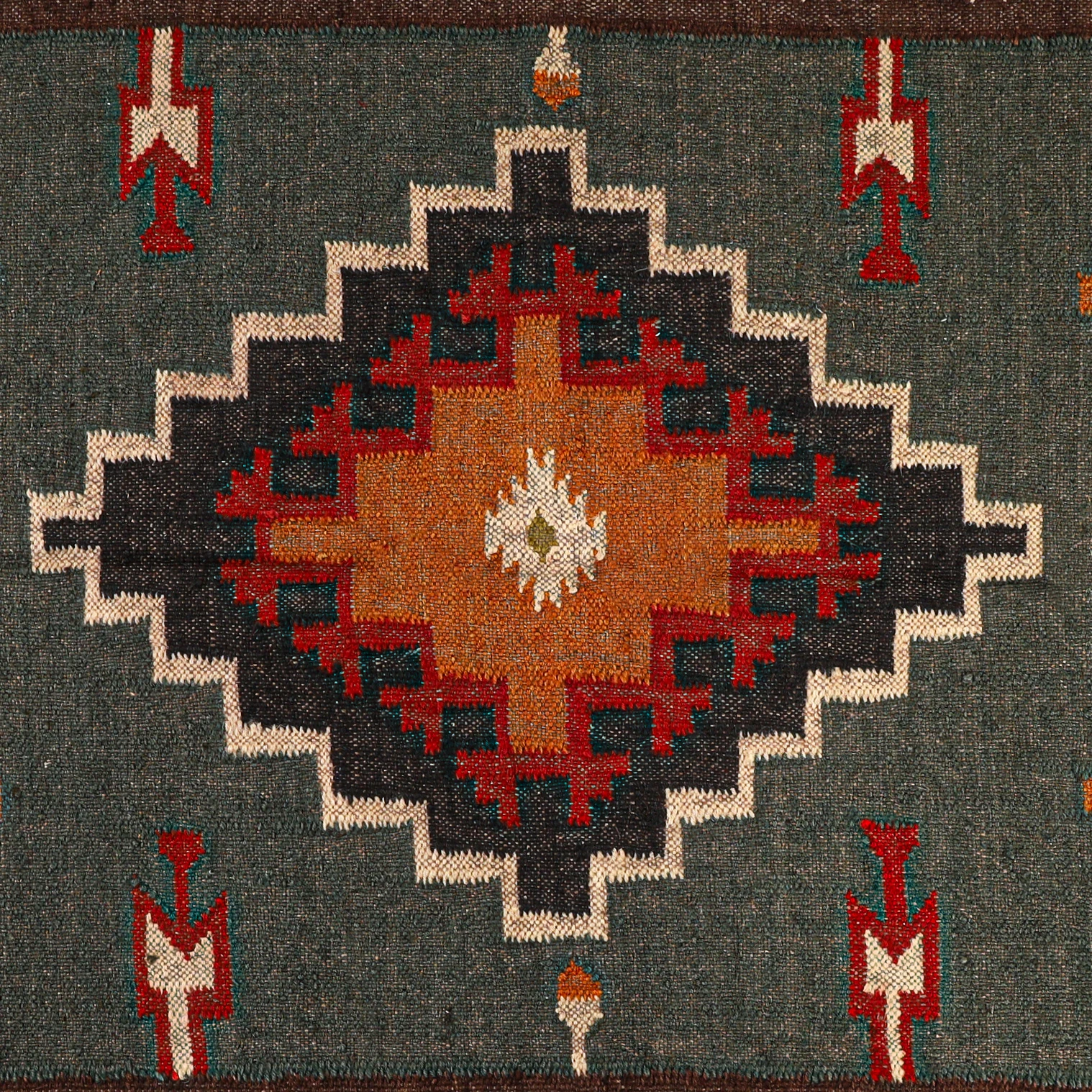 Hot Sale 2024 Vintage Floral Embroidered Design Handmade Carpet Rugs Pure Wool Jute Kilim Rugs for Home Hotel Garden Hospital