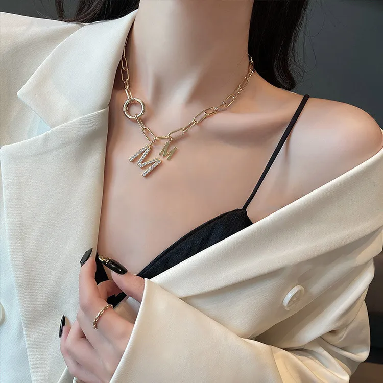 Low MOQ 10pcs Carabiner clip Punk Hip Hop Thick Chain Short Necklace For Woman M Letter in gold Pendant Neck Chain