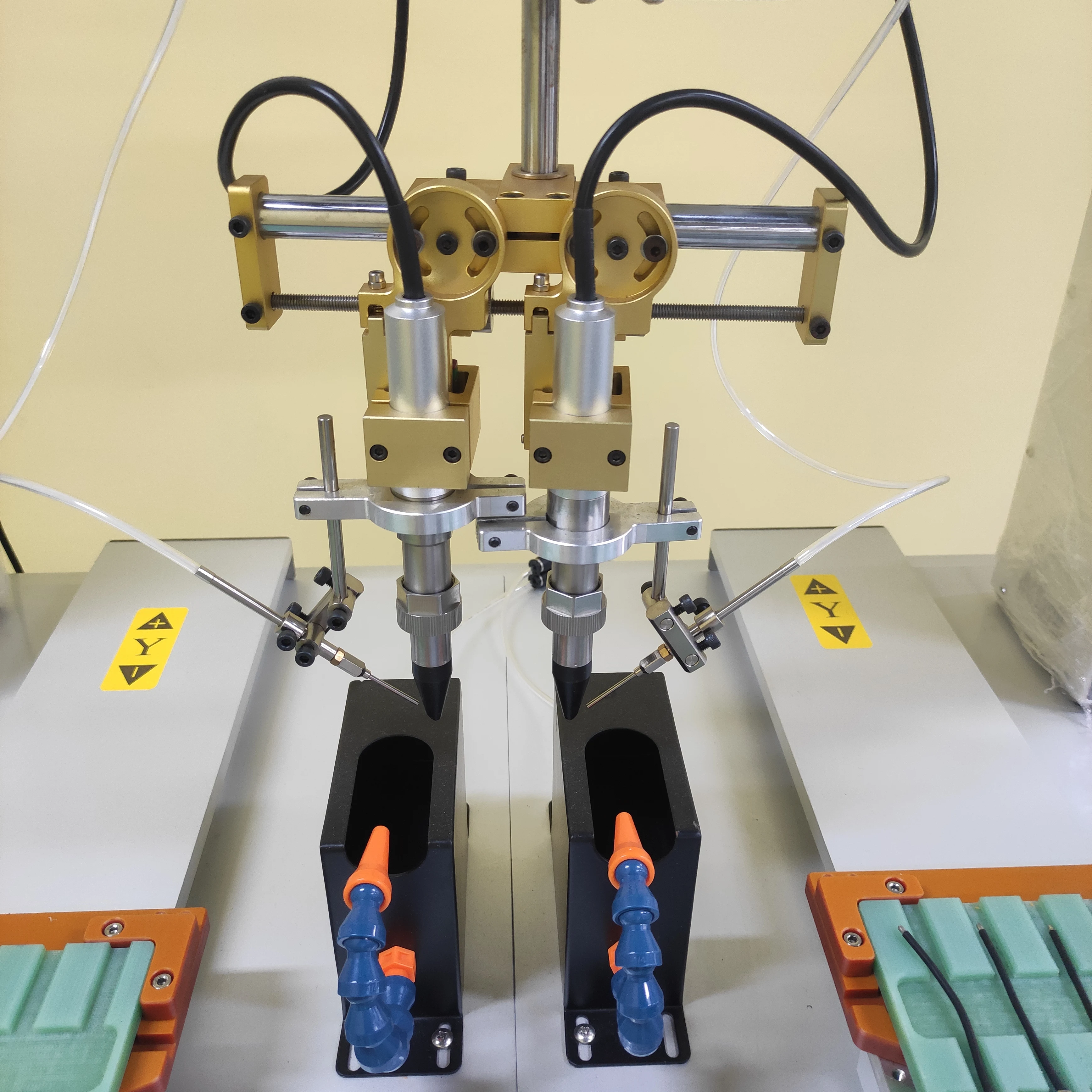 BBA Automatic Soldering equipment machine with Safety cover fume extractor tin soldering machine welding robot soldar machine