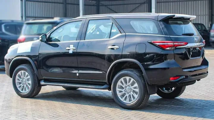 Самая дешевая цена подержанных и новых автомобилей Toyota Fortuner Premium AWD SUV для продажи