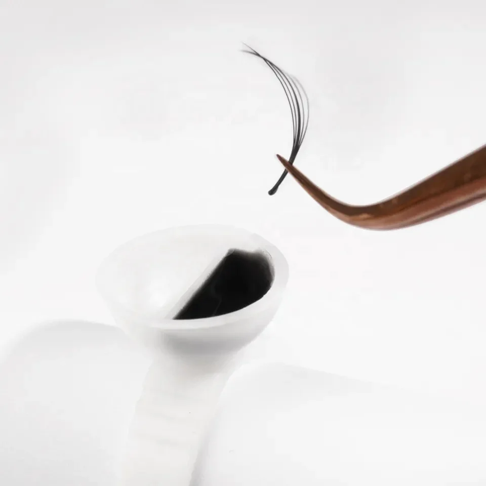 GLAMOR OEM Eyelash Extension Glue 0.5-1.5 sec Fast Drying time 30%-70%RH Whole Humidity Private Label eyelash glue stick