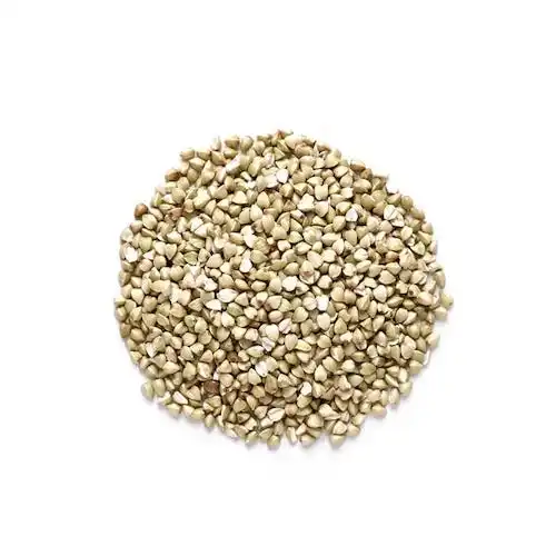 Сыпучие сырые гречневые зерна гречихи рыночная цена коричневая