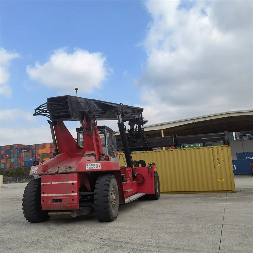 Контейнер и портовый аппарат Kalmar DRF450 60S5 Швеция 45-тонный контейнерный штабелер DRF DRT DRU 450 в Шанхайском порту