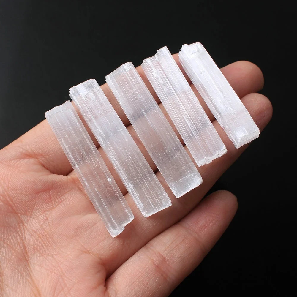 Натуральный селенит грубой лечебной палочки для терапии энергетической платформы личного использования
