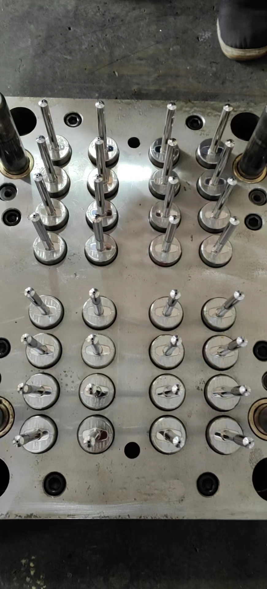 2022 New Multi Cavity Plastic Syringe Injection Mold Disposable 3ml Injector Tube Syringe Injection Molding Machine