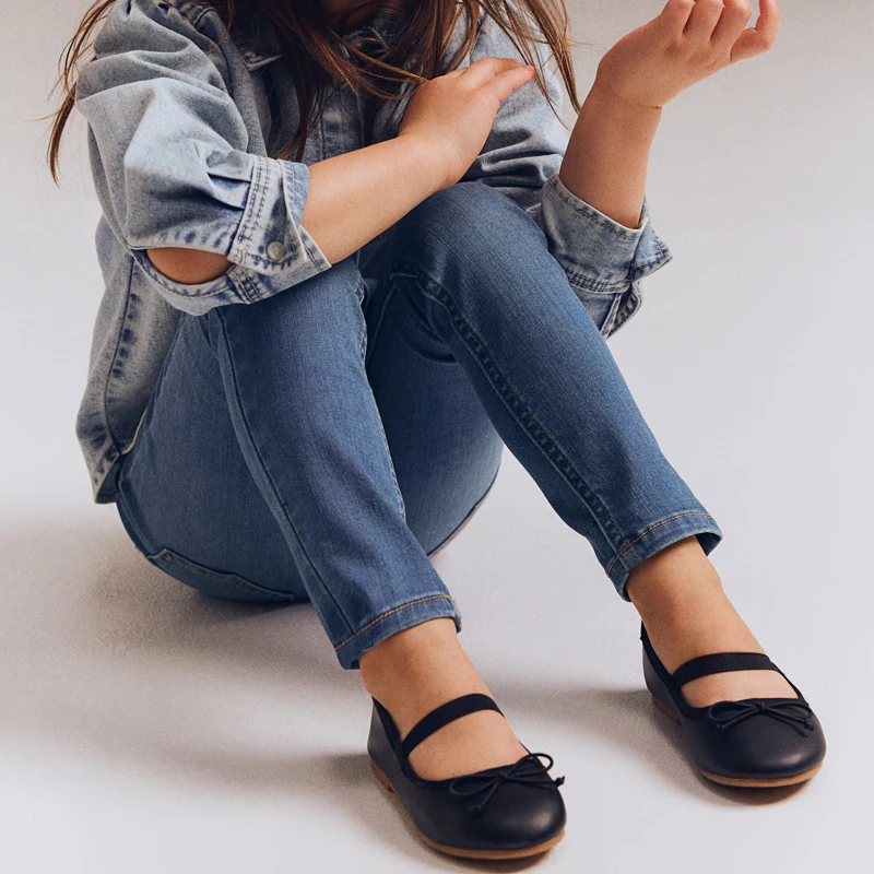 Young Girls Slim Fit Denim Jeans Kids Fashion Clothing Wholesale OEM Customizable High-Quality Bangladeshi Manufacturing