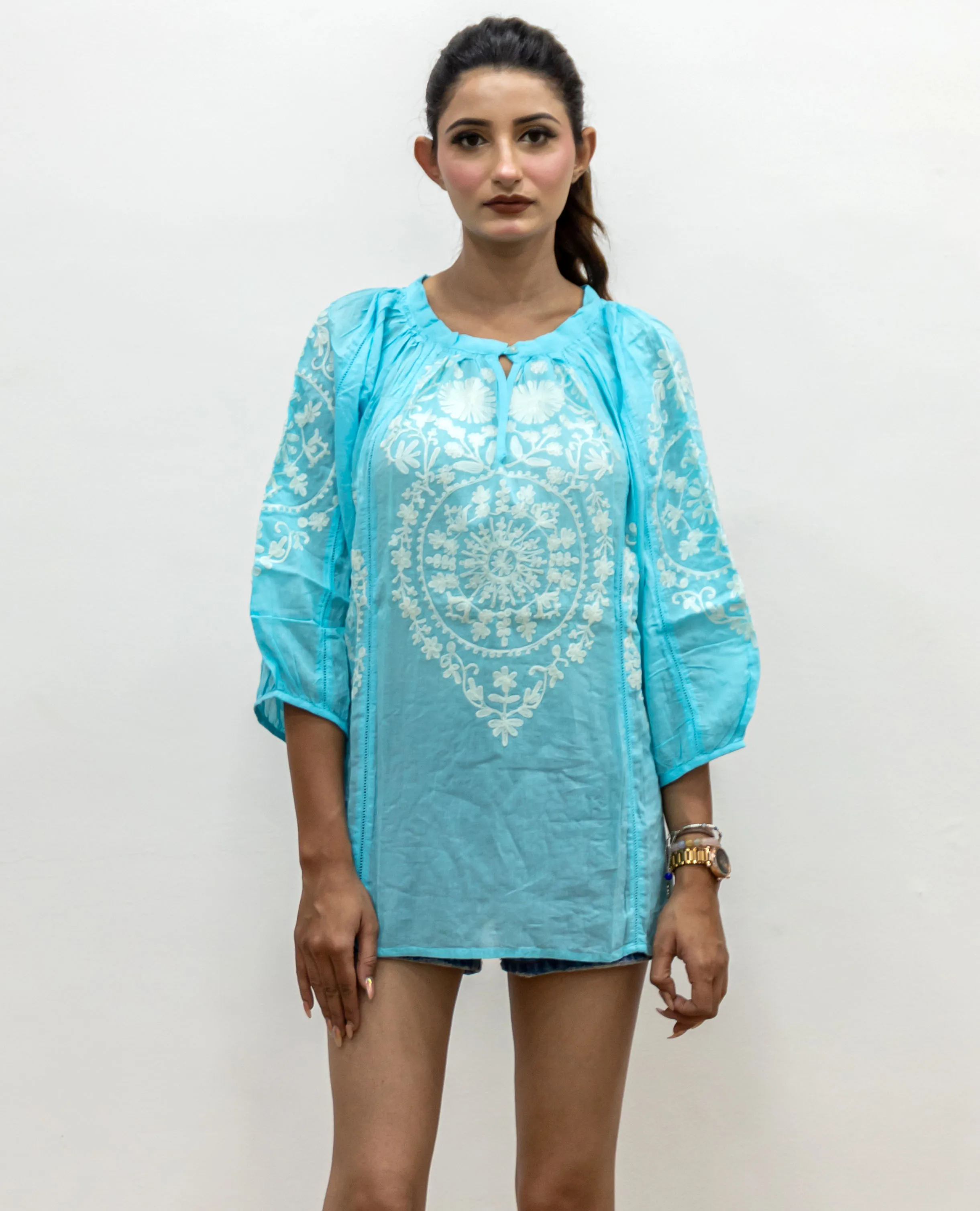 Женское короткое платье-туника с белой вышивкой