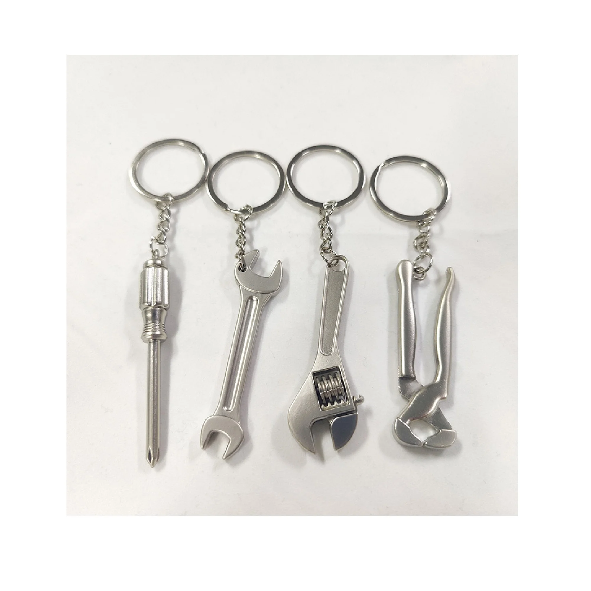 Брелок для ключей с металлическими плоскогубцами на заказ