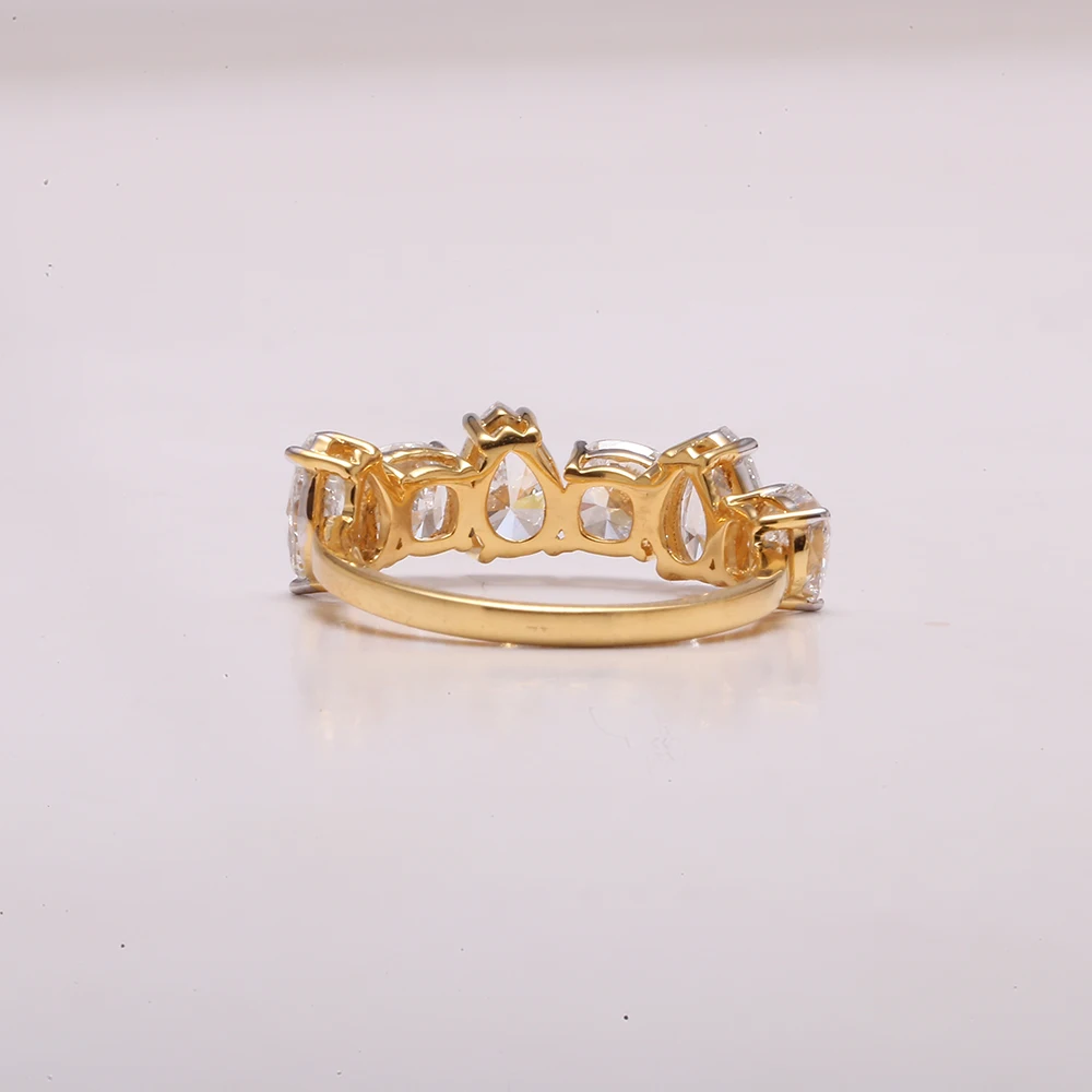 Trending natural diamond 14 kt yellow gold crafted with VVS clarity and GIA certified