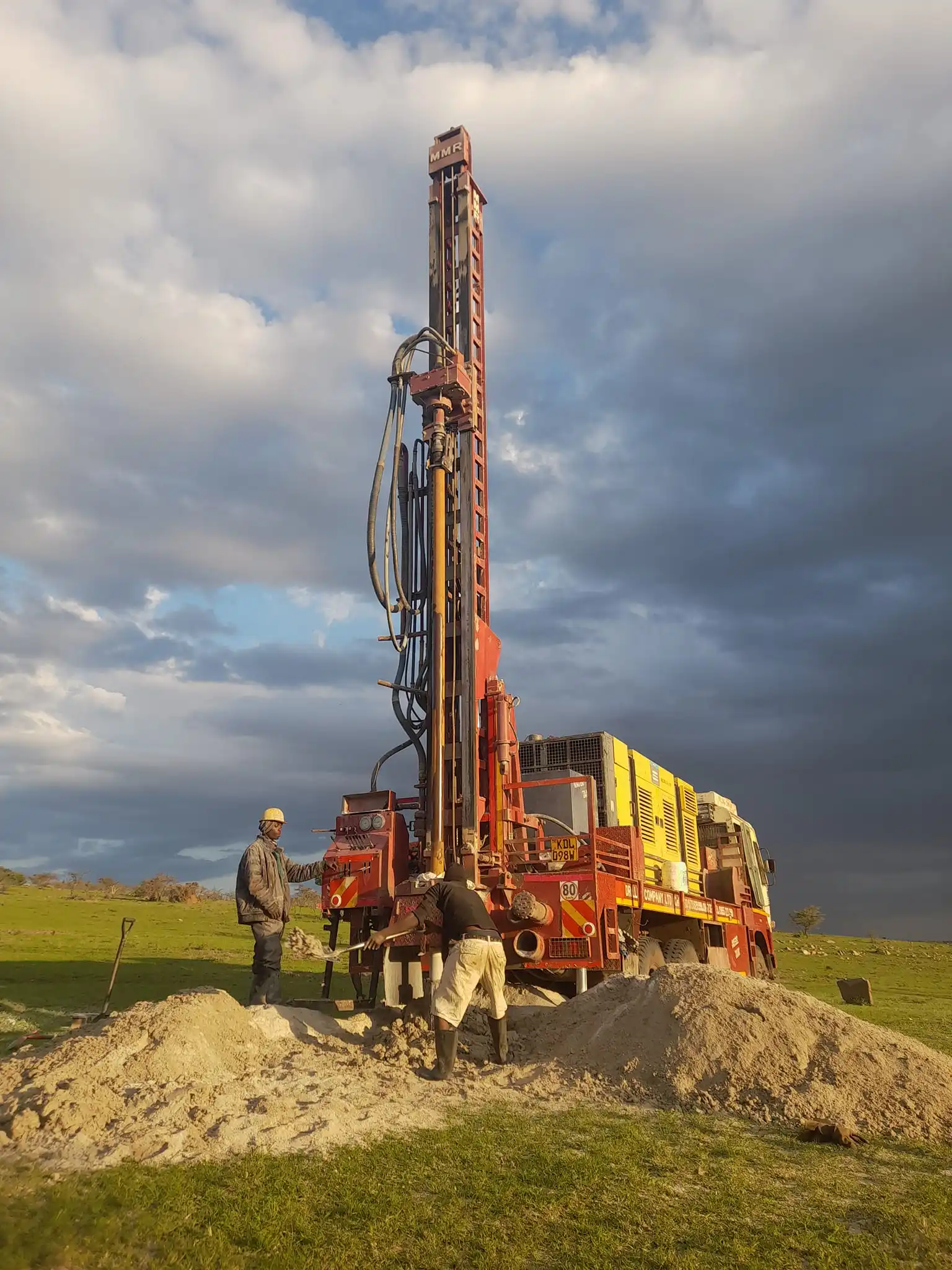SUNROCK DTHR-450 Water Well Drilling Rig used for water well applicatons with high efficiency and durability at affordable price