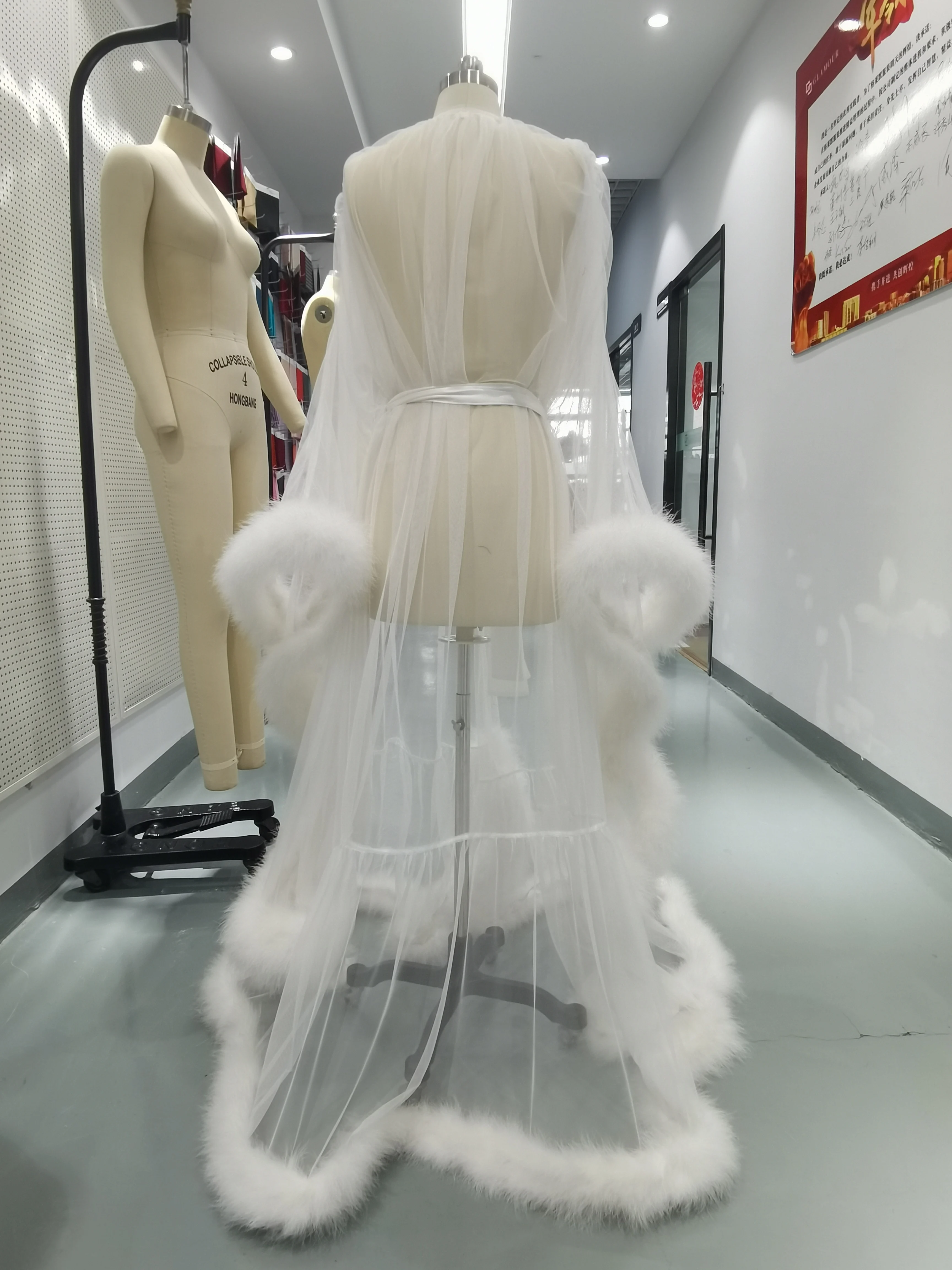 Wholesale Bridal Party Long Fur Wedding Robes Lace Luxury Bridesmaid Feather Trim Women Robe