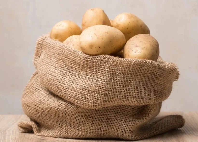 Golden Yellow and White Potatoes Fresh Potatoes wholesale Organic 100% High Quality Export Oriented Low Price  from Pakistan