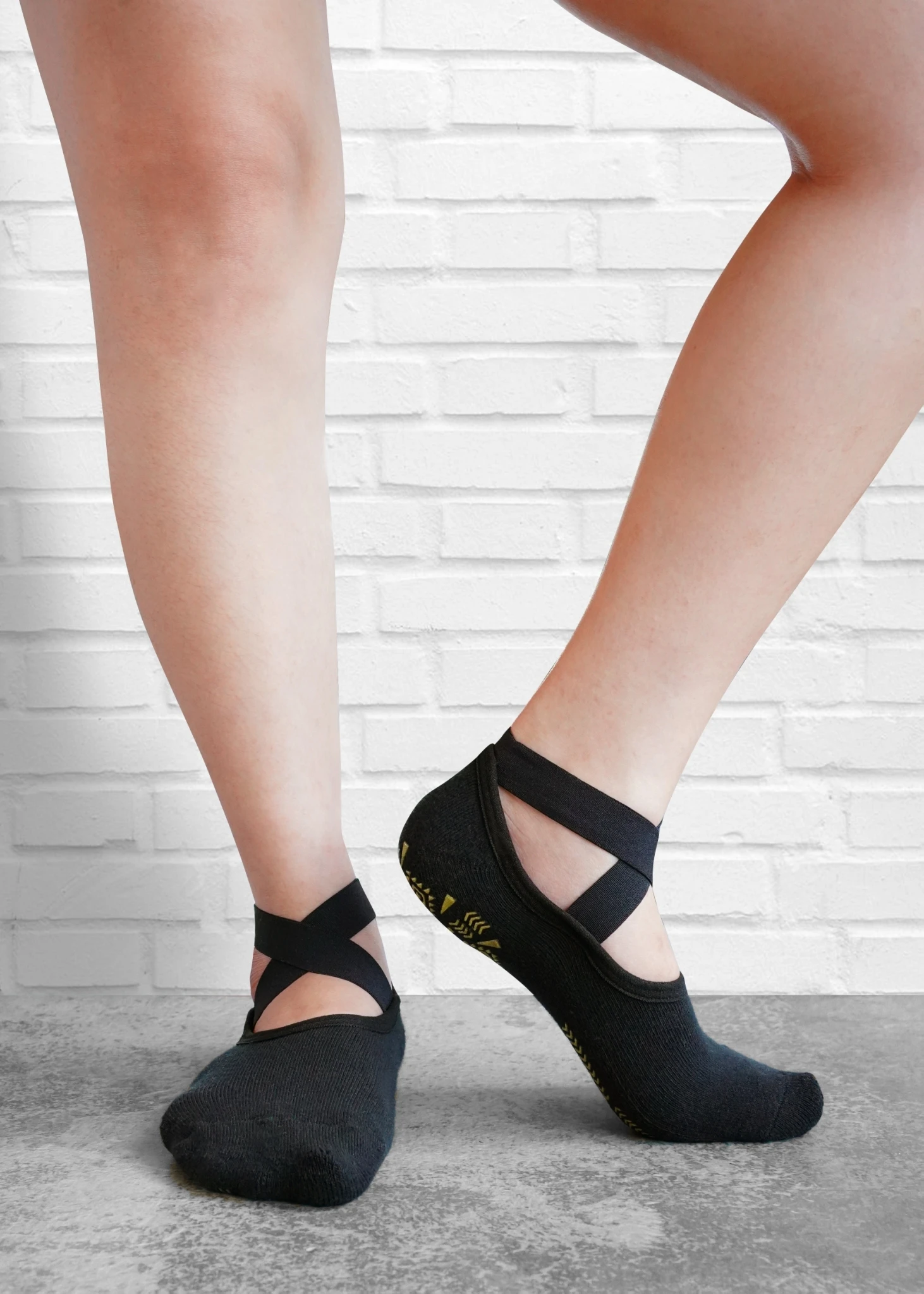 X-Cross Anti Slip Non Skid Barre Yoga Pilates Hospital Socks with grips for Adults Men Women