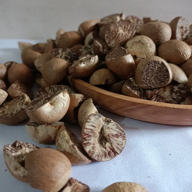 WHOLESALE DRIED BETELNUT SPLIT ARECA NUT  INDONESIA ORIGIN 90-95 QUALITY GOOD QUALITY EXPORT QUALITY