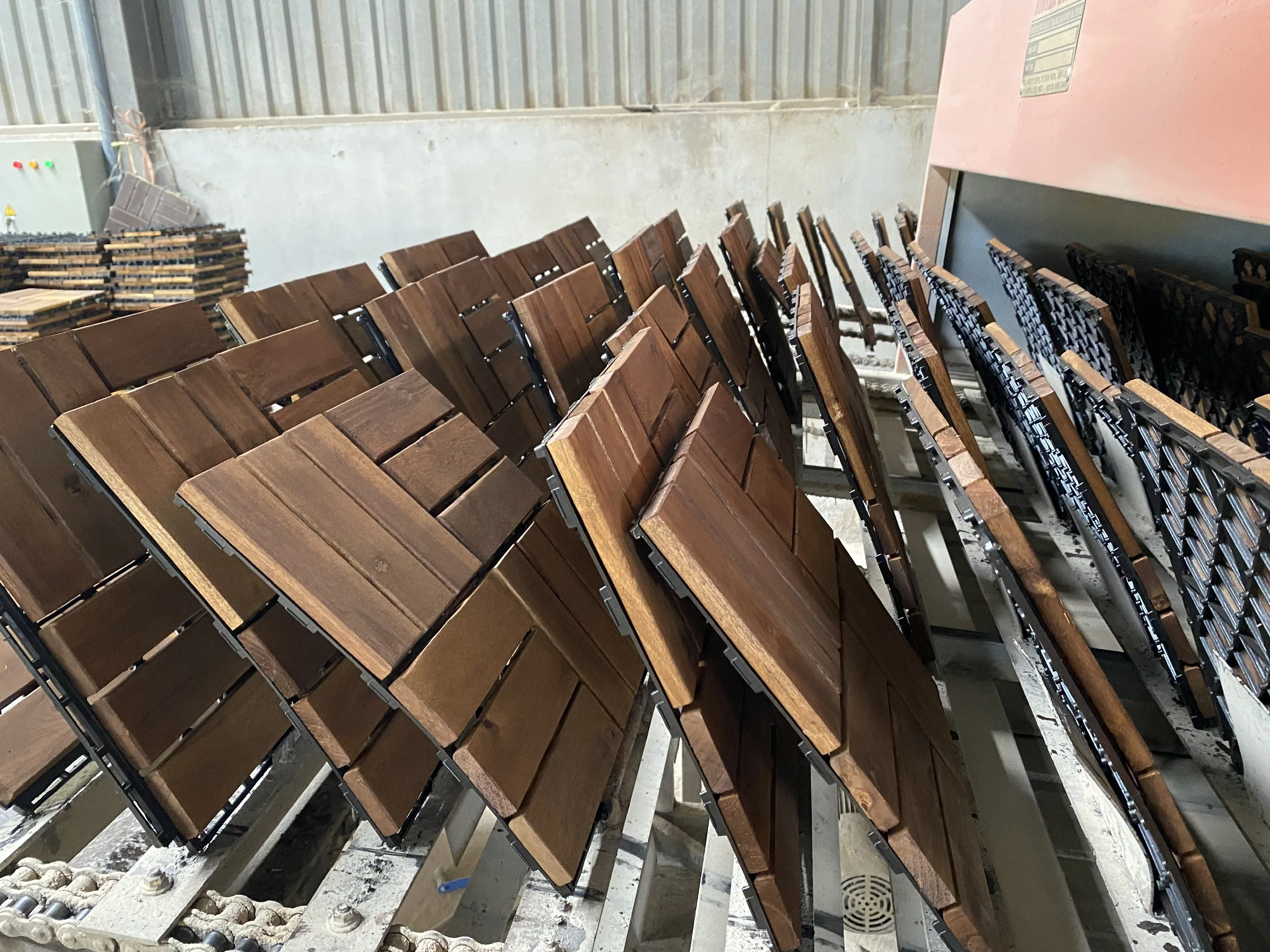 Trending color range wood deck tiles interlocking Acacia solid wood for outdoor/indoor flooring usage in sauna floor Vietwood