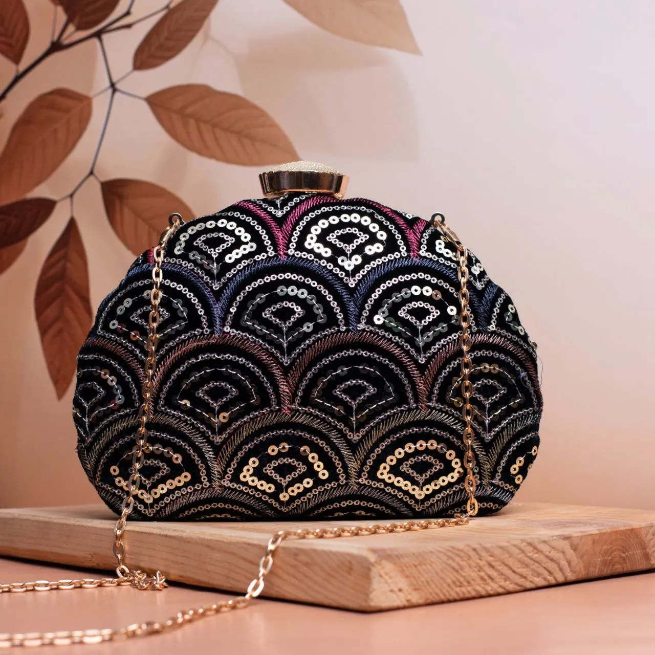 2024 New Collection Handmade Silk Clutches for Women of All Ages Ladies Wedding Bag Hand Purse with Chain Decoration for Parties
