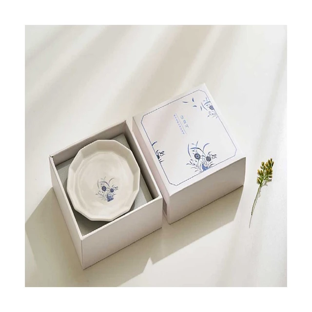 [White porcelain flat bottle with floral design in cobalt blue] Joseon Dynasty white porcelain flat bottle