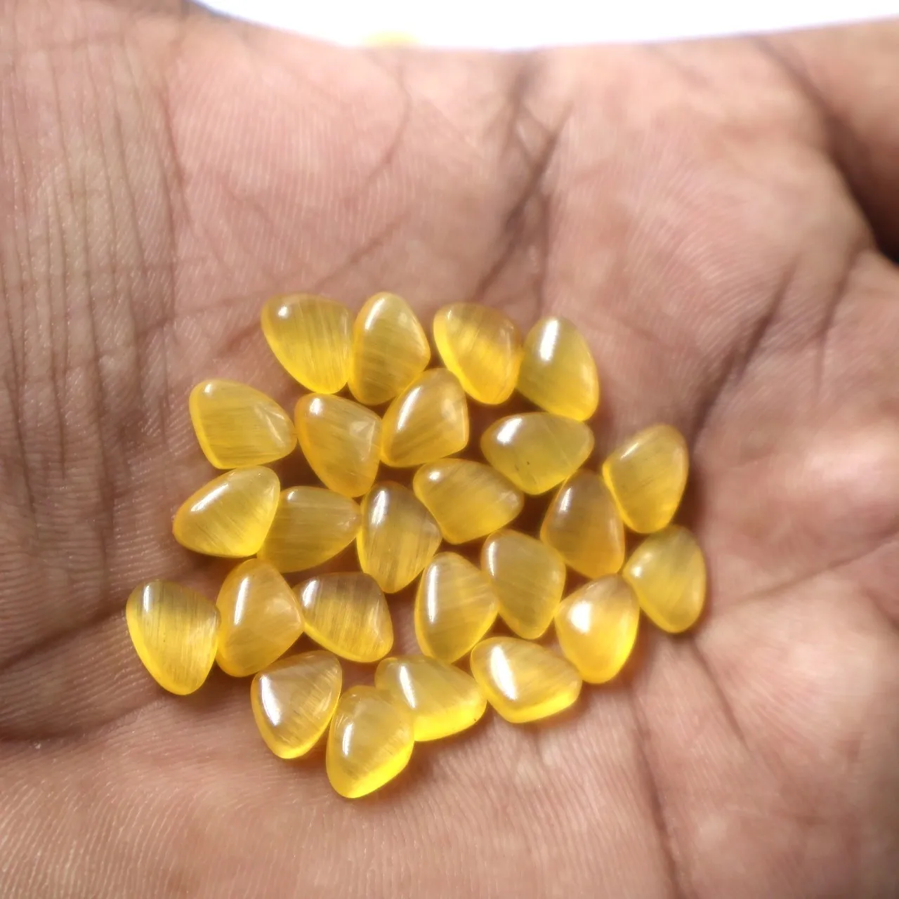 Wholesale Natural Monalisa Crystal Hand Carved Yellow Healing Stones 20mm Fancy Gemstone Necklace Crafts Decoration Pear Lot